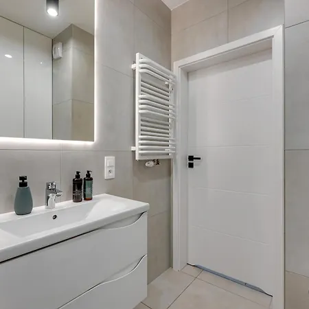 Apartment Obroncow Wybrzeza By Downtown